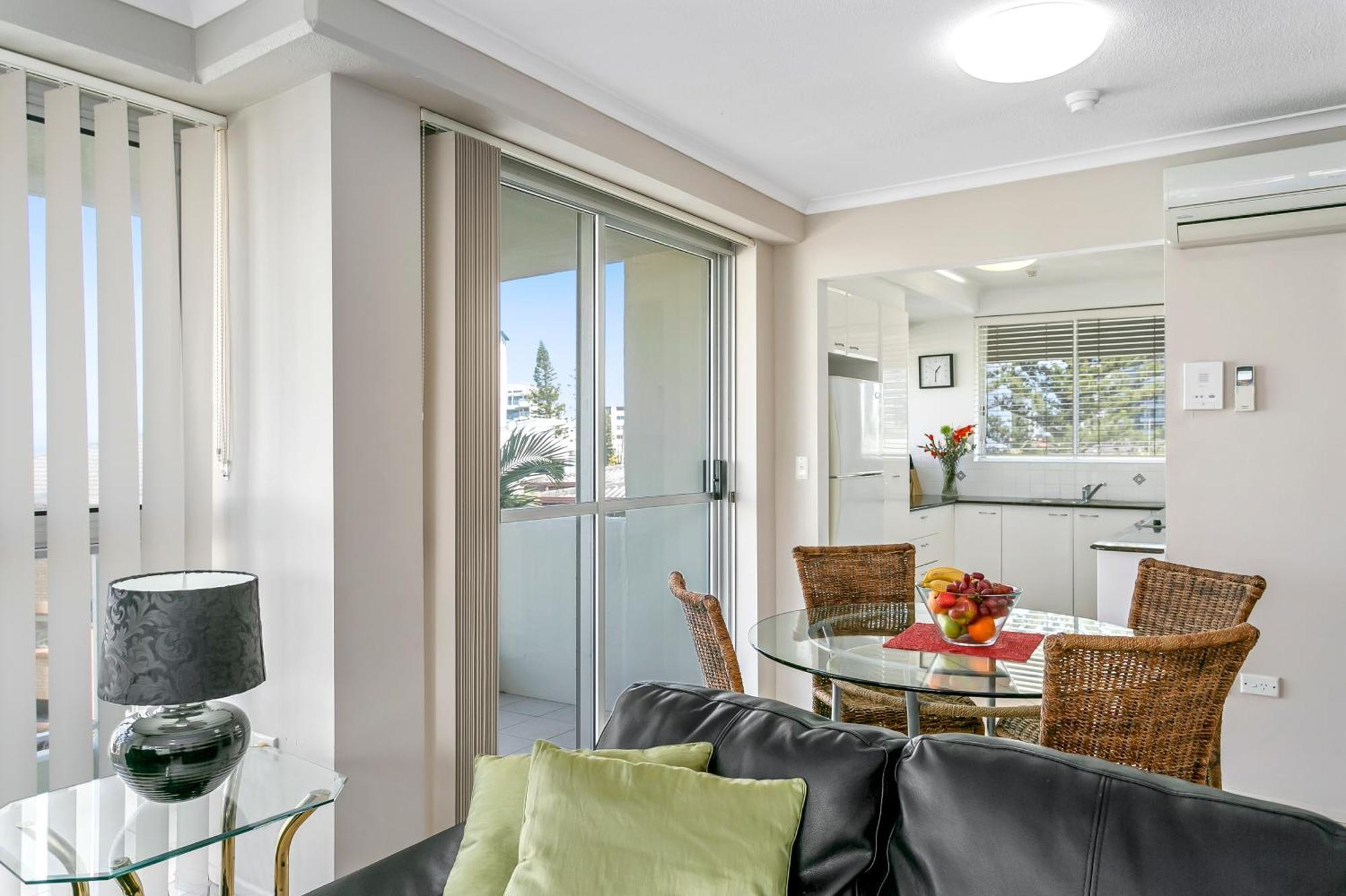 Surfers Beachside Holiday Apartments Gold Coast Room photo