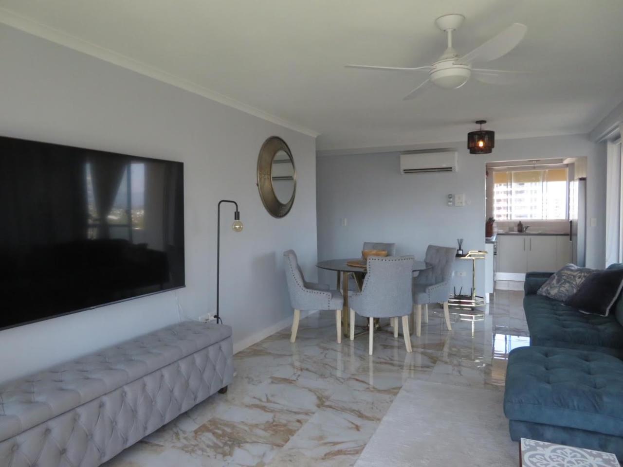 Surfers Beachside Holiday Apartments Gold Coast Room photo
